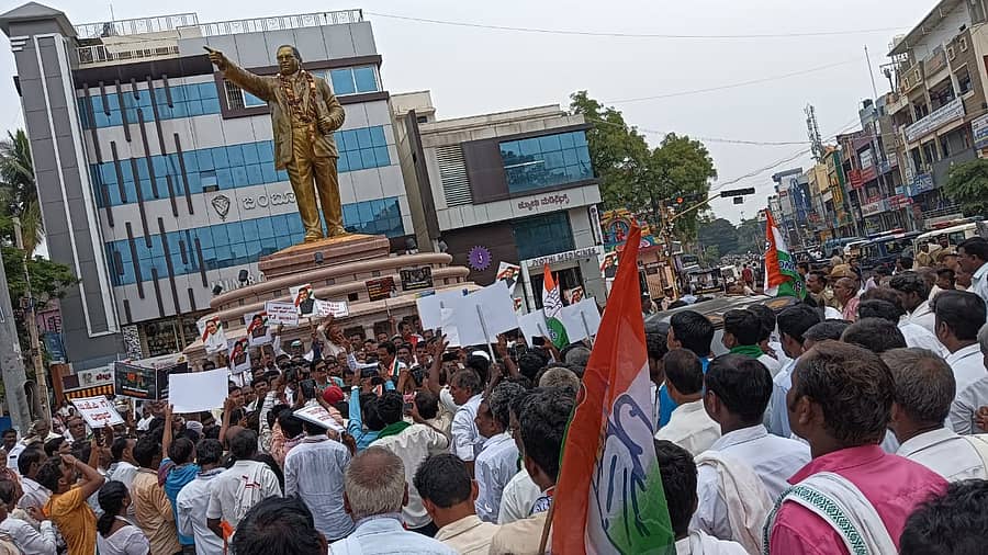 <div class="paragraphs"><p>ಹೊಸಪೇಟೆಯಲ್ಲಿ ಸಿಎಂ ಬೆಂಬಲಿಸಿ ಕಾಂಗ್ರೆಸ್ನಿಂದ ಪ್ರತಿಭಟನೆ ನಡೆಯಿತು.</p></div>